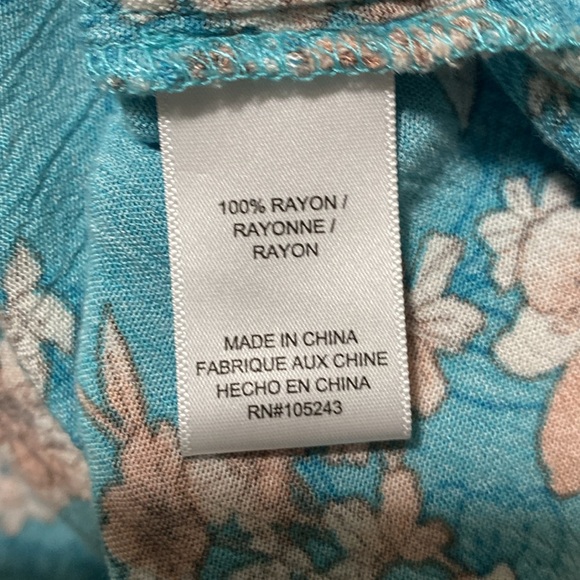 Adorable rayon flowered blouse sz xl. This could be worn with anything 😄 - Picture 5 of 5